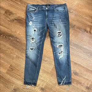 Judy Blue 1X perfectly distressed Ankle Jeans in Dark Blue 27“ inseam